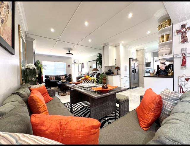 3 BEDROOM TOWNHOUSE FOR SALE IN JEFFREYS BAY CENTRAL